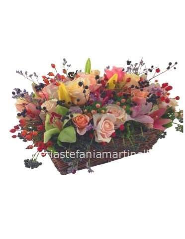 Cesto di fiori e frutta autunnale