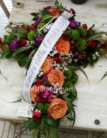 Croce con fiori di stagione