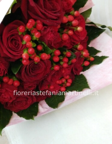 bouquet rose rosse e hiperico