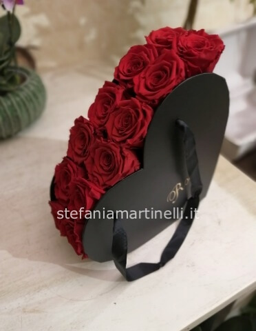 Cuore con 12 rose rosse stabilizzate