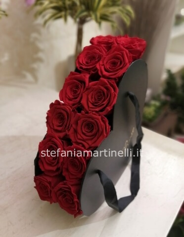 Cuore con 12 rose rosse fresche