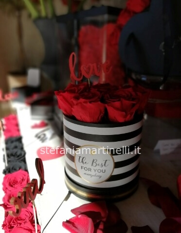 Flower box con 9 rose rosse stabilizzate
