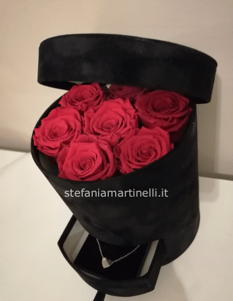 Box di velluto con 7 rose stabilizzate